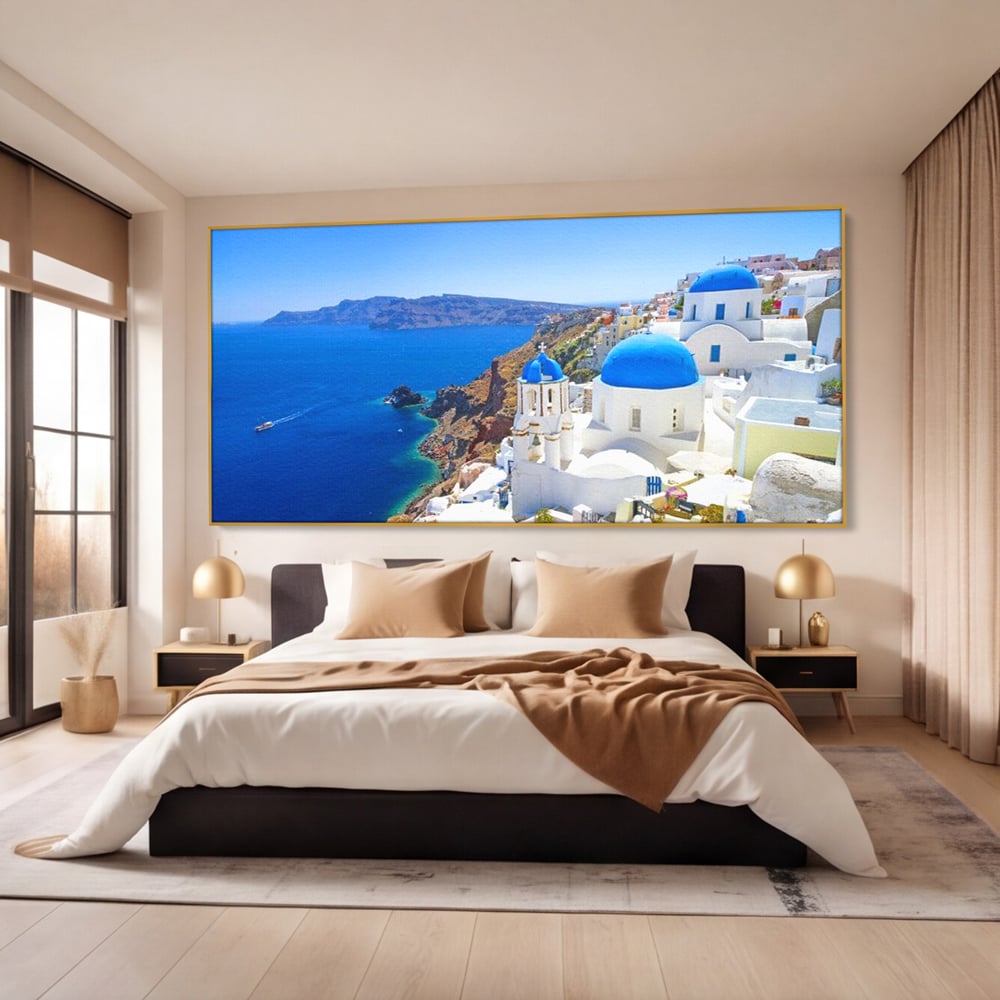 Tablou canvas cu tablou canvas cu peisaj din santorini, in rama de aluminiu auriu, pe perete intr-un dormitor